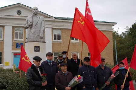 103-ю годовщину Великого Октября в Кизилюрте отметили возложением цветов к памятнику Ленину 103-ю годовщину Великого Октября в Кизилюрте отметили возложением цветов к памятнику Ленину