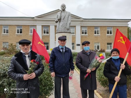 103-ю годовщину Великого Октября в Кизилюрте отметили возложением цветов к памятнику Ленину 103-ю годовщину Великого Октября в Кизилюрте отметили возложением цветов к памятнику Ленину