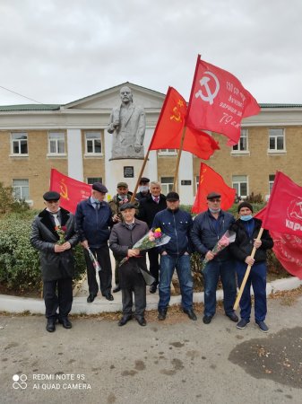 103-ю годовщину Великого Октября в Кизилюрте отметили возложением цветов к памятнику Ленину 103-ю годовщину Великого Октября в Кизилюрте отметили возложением цветов к памятнику Ленину