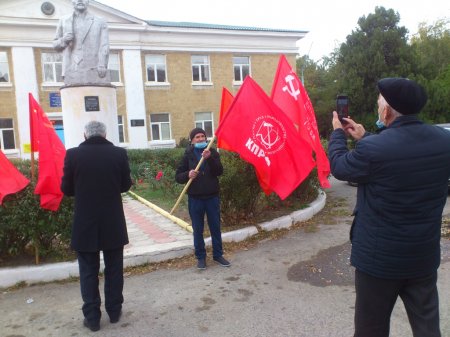 103-ю годовщину Великого Октября в Кизилюрте отметили возложением цветов к памятнику Ленину 103-ю годовщину Великого Октября в Кизилюрте отметили возложением цветов к памятнику Ленину