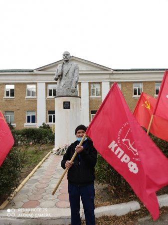 103-ю годовщину Великого Октября в Кизилюрте отметили возложением цветов к памятнику Ленину 103-ю годовщину Великого Октября в Кизилюрте отметили возложением цветов к памятнику Ленину