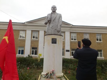 103-ю годовщину Великого Октября в Кизилюрте отметили возложением цветов к памятнику Ленину 103-ю годовщину Великого Октября в Кизилюрте отметили возложением цветов к памятнику Ленину