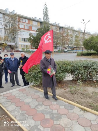 103-ю годовщину Великого Октября в Кизилюрте отметили возложением цветов к памятнику Ленину 103-ю годовщину Великого Октября в Кизилюрте отметили возложением цветов к памятнику Ленину