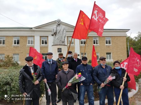 103-ю годовщину Великого Октября в Кизилюрте отметили возложением цветов к памятнику Ленину 103-ю годовщину Великого Октября в Кизилюрте отметили возложением цветов к памятнику Ленину