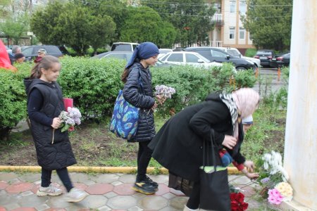 Сегодня коммунисты города Кизилюрта и Кизилюртовского района возложили цветы к памятнику В.И.Ленину Сегодня коммунисты города Кизилюрта и Кизилюртовского района возложили цветы к памятнику В.И.Ленину