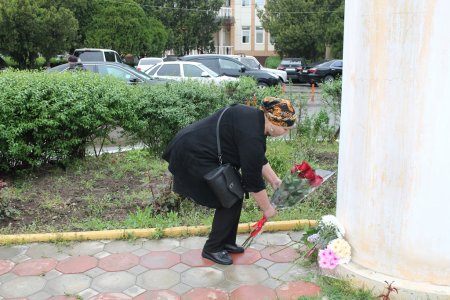 Сегодня коммунисты города Кизилюрта и Кизилюртовского района возложили цветы к памятнику В.И.Ленину Сегодня коммунисты города Кизилюрта и Кизилюртовского района возложили цветы к памятнику В.И.Ленину