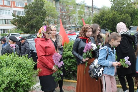 Сегодня коммунисты города Кизилюрта и Кизилюртовского района возложили цветы к памятнику В.И.Ленину Сегодня коммунисты города Кизилюрта и Кизилюртовского района возложили цветы к памятнику В.И.Ленину