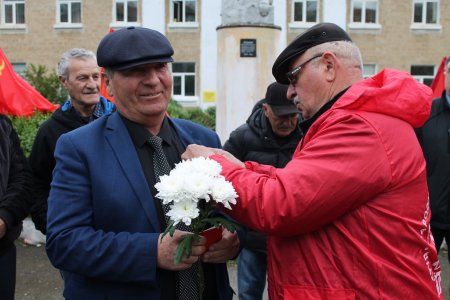 Сегодня коммунисты города Кизилюрта и Кизилюртовского района возложили цветы к памятнику В.И.Ленину Сегодня коммунисты города Кизилюрта и Кизилюртовского района возложили цветы к памятнику В.И.Ленину