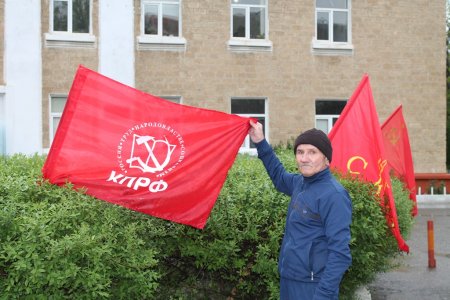 Сегодня коммунисты города Кизилюрта и Кизилюртовского района возложили цветы к памятнику В.И.Ленину Сегодня коммунисты города Кизилюрта и Кизилюртовского района возложили цветы к памятнику В.И.Ленину