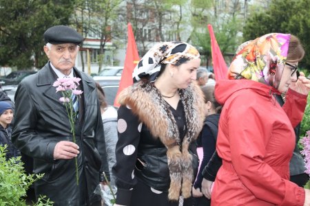 Сегодня коммунисты города Кизилюрта и Кизилюртовского района возложили цветы к памятнику В.И.Ленину Сегодня коммунисты города Кизилюрта и Кизилюртовского района возложили цветы к памятнику В.И.Ленину