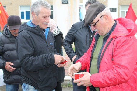 Сегодня коммунисты города Кизилюрта и Кизилюртовского района возложили цветы к памятнику В.И.Ленину Сегодня коммунисты города Кизилюрта и Кизилюртовского района возложили цветы к памятнику В.И.Ленину
