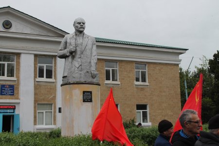 Сегодня коммунисты города Кизилюрта и Кизилюртовского района возложили цветы к памятнику В.И.Ленину Сегодня коммунисты города Кизилюрта и Кизилюртовского района возложили цветы к памятнику В.И.Ленину