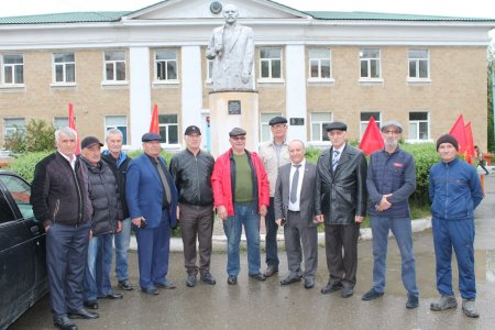 Сегодня коммунисты города Кизилюрта и Кизилюртовского района возложили цветы к памятнику В.И.Ленину Сегодня коммунисты города Кизилюрта и Кизилюртовского района возложили цветы к памятнику В.И.Ленину