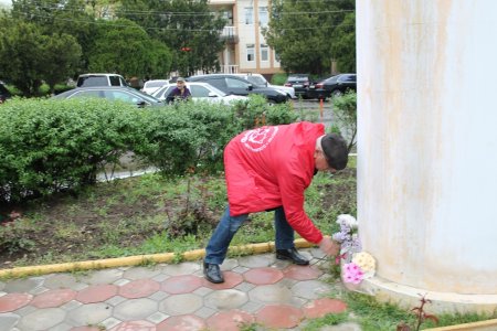 Сегодня коммунисты города Кизилюрта и Кизилюртовского района возложили цветы к памятнику В.И.Ленину Сегодня коммунисты города Кизилюрта и Кизилюртовского района возложили цветы к памятнику В.И.Ленину