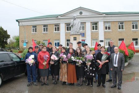 Сегодня коммунисты города Кизилюрта и Кизилюртовского района возложили цветы к памятнику В.И.Ленину Сегодня коммунисты города Кизилюрта и Кизилюртовского района возложили цветы к памятнику В.И.Ленину