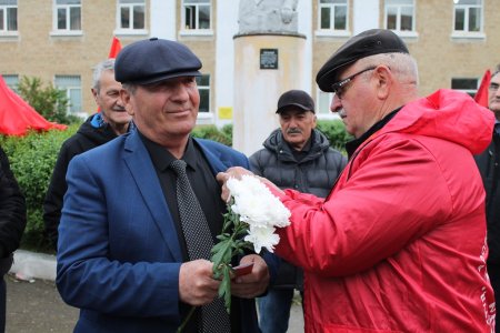 Сегодня коммунисты города Кизилюрта и Кизилюртовского района возложили цветы к памятнику В.И.Ленину Сегодня коммунисты города Кизилюрта и Кизилюртовского района возложили цветы к памятнику В.И.Ленину