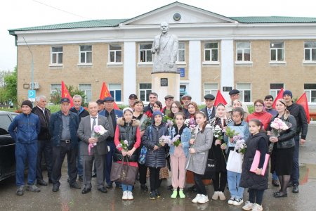 Сегодня коммунисты города Кизилюрта и Кизилюртовского района возложили цветы к памятнику В.И.Ленину Сегодня коммунисты города Кизилюрта и Кизилюртовского района возложили цветы к памятнику В.И.Ленину