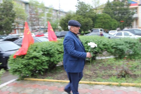 Сегодня коммунисты города Кизилюрта и Кизилюртовского района возложили цветы к памятнику В.И.Ленину Сегодня коммунисты города Кизилюрта и Кизилюртовского района возложили цветы к памятнику В.И.Ленину