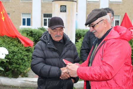 Сегодня коммунисты города Кизилюрта и Кизилюртовского района возложили цветы к памятнику В.И.Ленину Сегодня коммунисты города Кизилюрта и Кизилюртовского района возложили цветы к памятнику В.И.Ленину