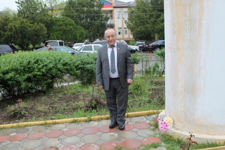 Сегодня коммунисты города Кизилюрта и Кизилюртовского района возложили цветы к памятнику В.И.Ленину Сегодня коммунисты города Кизилюрта и Кизилюртовского района возложили цветы к памятнику В.И.Ленину