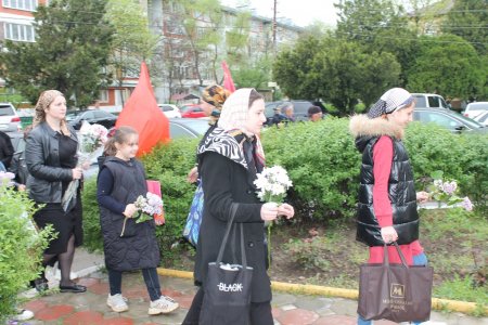 Сегодня коммунисты города Кизилюрта и Кизилюртовского района возложили цветы к памятнику В.И.Ленину Сегодня коммунисты города Кизилюрта и Кизилюртовского района возложили цветы к памятнику В.И.Ленину