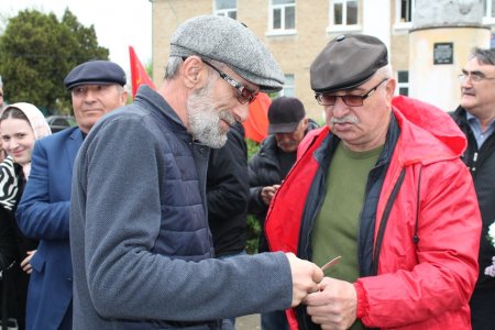 Сегодня коммунисты города Кизилюрта и Кизилюртовского района возложили цветы к памятнику В.И.Ленину Сегодня коммунисты города Кизилюрта и Кизилюртовского района возложили цветы к памятнику В.И.Ленину