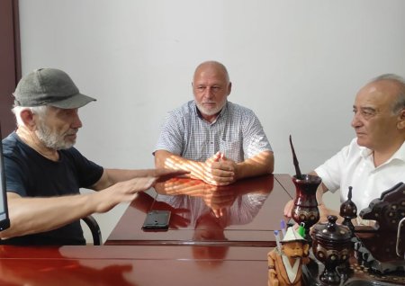В рамках поездки в Унцукульский район депутат Абдулвахид Лабазанов посетил село Гимры, и провел встречу с его главой Шамилем Магомедовым В рамках поездки в Унцукульский район депутат Абдулвахид Лабазанов посетил село Гимры, и провел встречу с его главой Шамилем Магомедовым