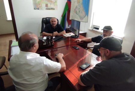 В рамках поездки в Унцукульский район депутат Абдулвахид Лабазанов посетил село Гимры, и провел встречу с его главой Шамилем Магомедовым В рамках поездки в Унцукульский район депутат Абдулвахид Лабазанов посетил село Гимры, и провел встречу с его главой Шамилем Магомедовым