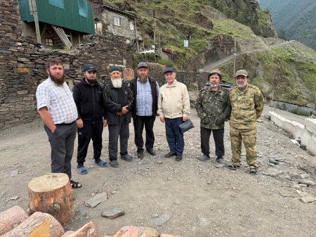 В рамках поездки в Цумадинский район депутат Народного Собрания РД Абдулвахид Лабазанов встретился с представителями джамаата села Хвайни. В рамках поездки в Цумадинский район депутат Народного Собрания РД Абдулвахид Лабазанов встретился с представителями джамаата села Хвайни.