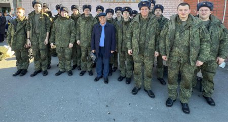 Сегодня на железнодорожном вокзале города Кизилюрта депутат Народного Собрания РД Абдулвахид Лабазанов встретился с новобранцами, прибывшими из Свердловской области для несения военной службы в Дагестане. Сегодня на железнодорожном вокзале города Кизилюрта депутат Народного Собрания РД Абдулвахид Лабазанов встретился с новобранцами, прибывшими из Свердловской области для несения военной службы в Дагестане.