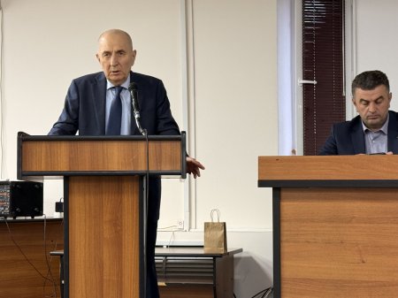 Депутат фракции КПРФ в НС РД Абдулвахид Лабазанов принял участие на презентации вновь переизданной книги Мусы Магомедова «Черный камень» Депутат фракции КПРФ в НС РД Абдулвахид Лабазанов принял участие на презентации вновь переизданной книги Мусы Магомедова «Черный камень»