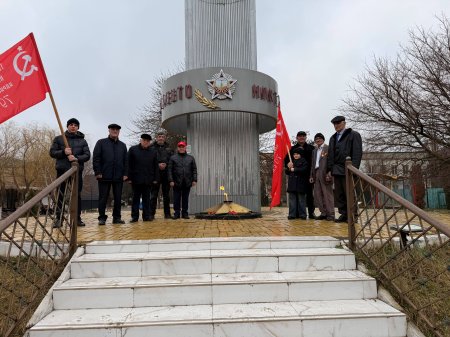 Абдулвахид Лабазанов вместе с активистами городской партийной организации возложил цветы к вечному огню и стеле в городе Кизилюрте. Абдулвахид Лабазанов вместе с активистами городской партийной организации возложил цветы к вечному огню и стеле в городе Кизилюрте.