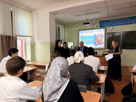 Сегодня заместитель председателя Комитета Народного Собрания РД по образованию и науке Абдулвахид Лабазанов посетил уроки «Разговоры о важном» в 9,10,11 классах Гимназии 17 города Махачкалы. Сегодня заместитель председателя Комитета Народного Собрания РД по образованию и науке Абдулвахид Лабазанов посетил уроки «Разговоры о важном» в 9,10,11 классах Гимназии 17 города Махачкалы.