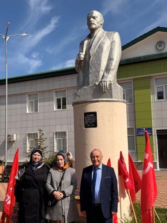 22 апреля с. г. в городе Кизилюрте прошло торжественное возложение цветов к памятнику В. И. Ленину, посвященное 156-й годовщине со дня его рождения. 22 апреля с. г. в городе Кизилюрте прошло торжественное возложение цветов к памятнику В. И. Ленину, посвященное 156-й годовщине со дня его рождения.